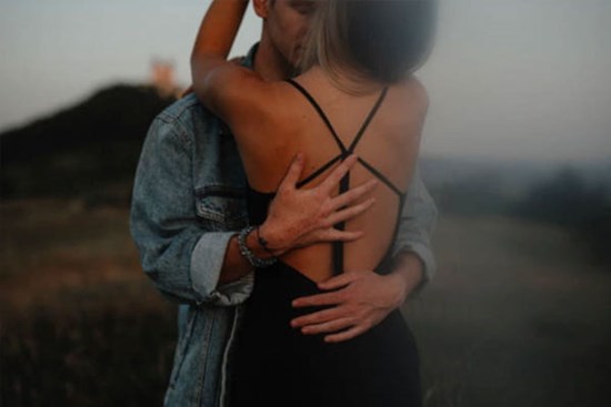 Đàn ông nếu ôm bạn theo 3 cách này thực sự có bạn trong tim