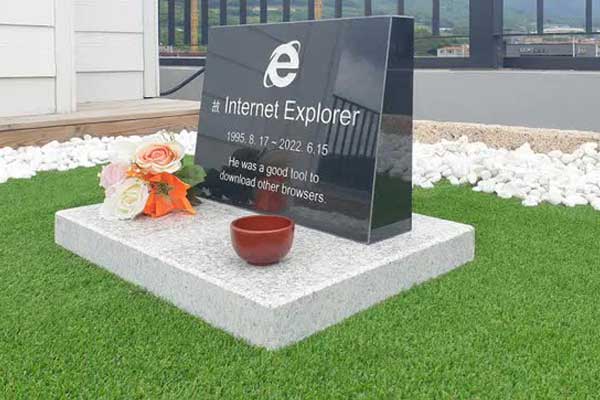 Vừa bị khai tử, Internet Explorer đã được dựng mộ tiếc thương tại Hàn Quốc, đọc dòng chữ tri ân khiến ai cũng cảm thán-1