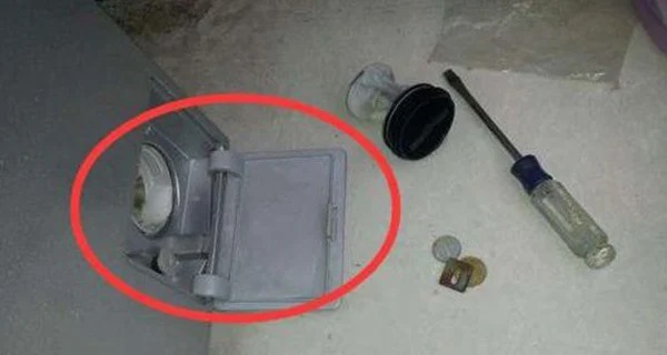 Có 1 công tắc ẩn trong máy giặt, nước bẩn sẽ chảy ra ngay khi nó được bật lên-1