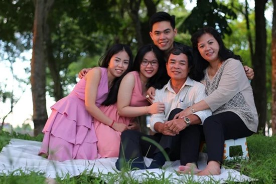 Bỏ học từ lớp 4 vẫn nuôi 3 đứa con trở thành Tiến sĩ, Thạc sĩ ở nước ngoài, bà mẹ ở Huế tiết lộ 10 BÍ QUYẾT đơn giản