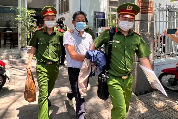 Bắt Giám đốc CDC Đà Nẵng liên quan đến Việt Á-3