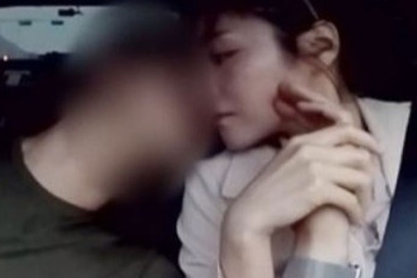 Show hẹn hò liên tục bị chỉ trích vì quá phản cảm-4