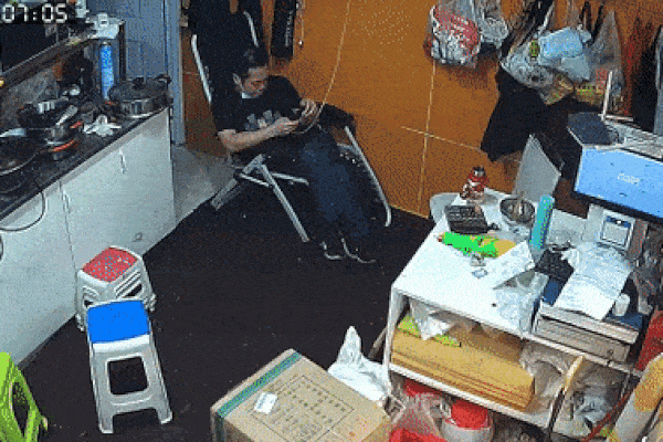 Phản xạ nhanh nhạy, bé gái thoát nạn trong gang tấc khi chiếc xe máy lao vút qua-1