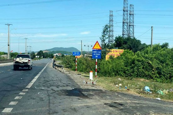 Xe khách đấu đầu xe con, 2 chiến sĩ công an tử vong tại chỗ