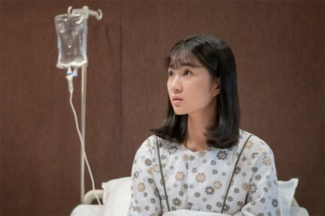 Ly hôn 6 năm, tôi bị bệnh nặng phải nhập viện, con gái cầm điện thoại nhắn tin cho chồng cũ, thấy câu trả lời tôi sững sờ-1