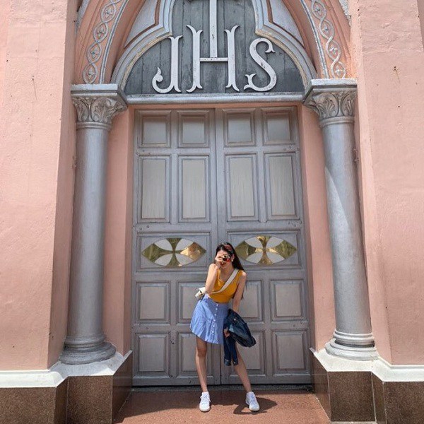 Sao Hàn khi sang Việt Nam: Phái nữ thì váy vóc điệu đà như bình thường, sao nam lại nhập gia tùy tục nhanh bất ngờ-1