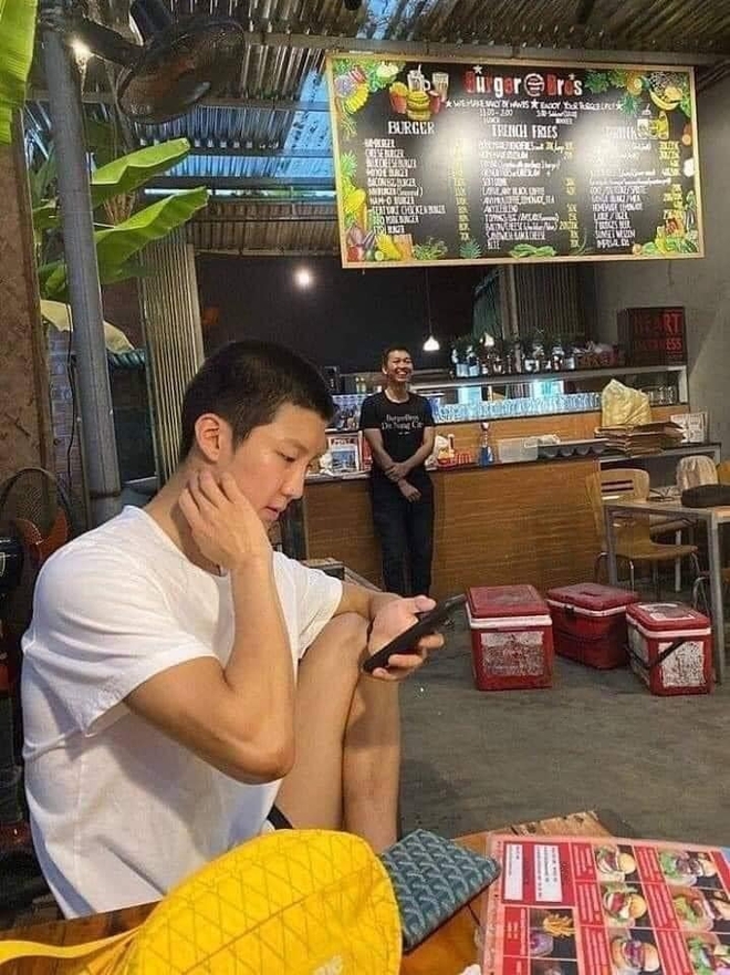 Sao Hàn khi sang Việt Nam: Phái nữ thì váy vóc điệu đà như bình thường, sao nam lại nhập gia tùy tục nhanh bất ngờ-8