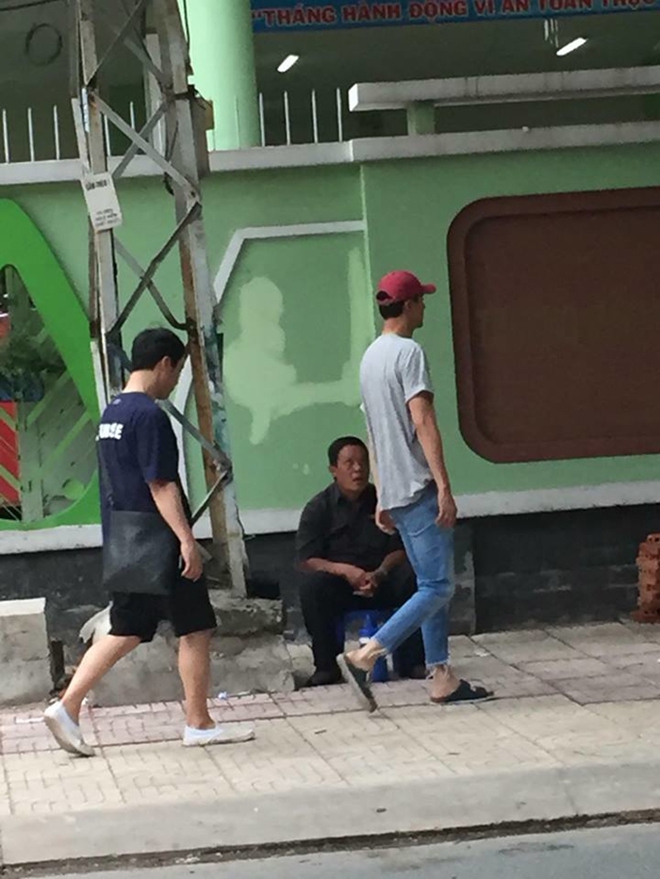 Sao Hàn khi sang Việt Nam: Phái nữ thì váy vóc điệu đà như bình thường, sao nam lại nhập gia tùy tục nhanh bất ngờ-11