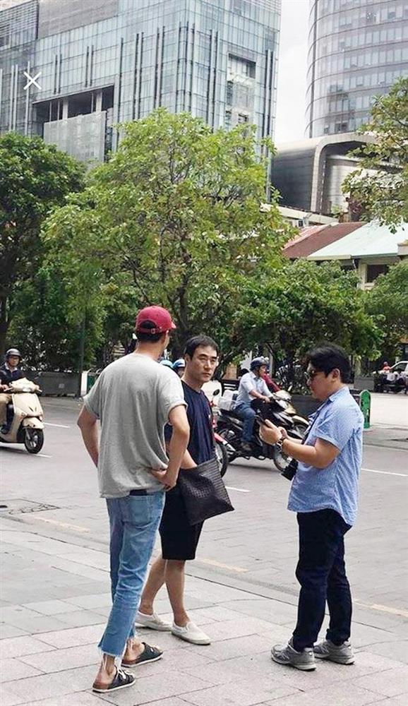 Sao Hàn khi sang Việt Nam: Phái nữ thì váy vóc điệu đà như bình thường, sao nam lại nhập gia tùy tục nhanh bất ngờ-12