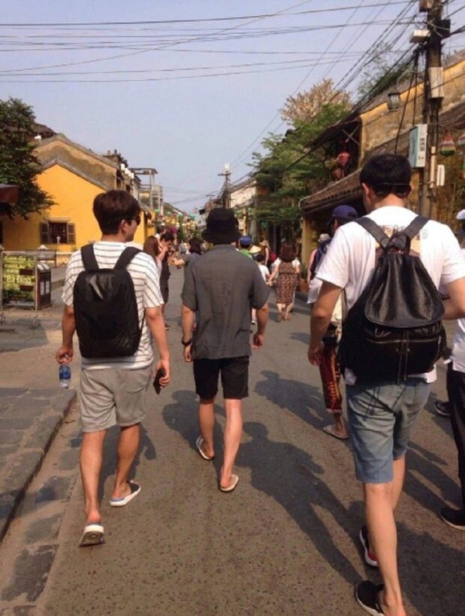 Sao Hàn khi sang Việt Nam: Phái nữ thì váy vóc điệu đà như bình thường, sao nam lại nhập gia tùy tục nhanh bất ngờ-13