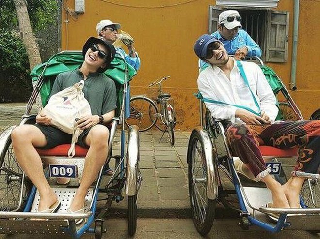 Sao Hàn khi sang Việt Nam: Phái nữ thì váy vóc điệu đà như bình thường, sao nam lại nhập gia tùy tục nhanh bất ngờ-14