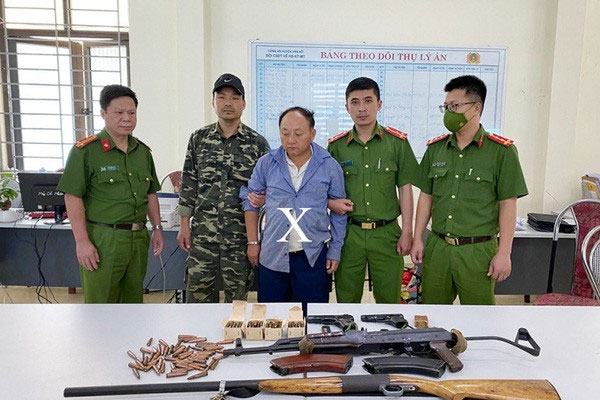 2 bé trai đánh đu trên tàu Cát Linh - Hà Đông, thái độ cổ vũ của người lớn đi cùng càng khiến nhiều người bức xúc-3