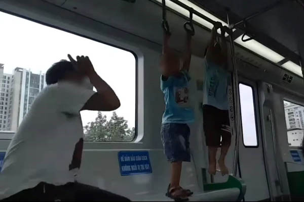 Xe máy mất lái khiến người đàn ông ngã xuống lề đường, cảnh tượng đầy khó hiểu sau đó gây chú ý-2