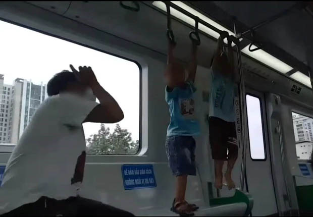 2 bé trai đánh đu trên tàu Cát Linh - Hà Đông, thái độ cổ vũ của người lớn đi cùng càng khiến nhiều người bức xúc-1