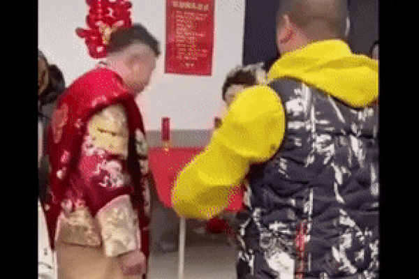 Chú rể đẹp trai 20 tuổi mặt ỉu xìu trong lễ cưới cô dâu 35 tuổi, nguyên nhân lấy vợ gây bàn tán-4