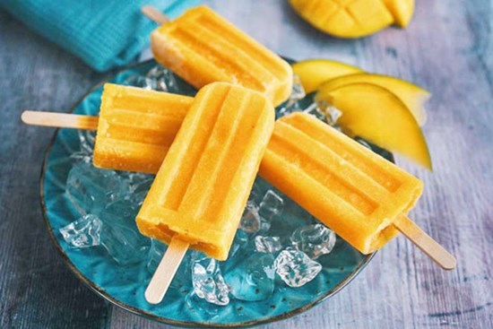 Mùa hè nắng nóng, mẹ trổ tài làm món kem xoài sữa chua thơm ngon, giải nhiệt