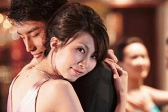 Nhận được quà tặng bất ngờ từ người lạ, vợ sốc nặng phát hiện ra bí mật động trời của chồng