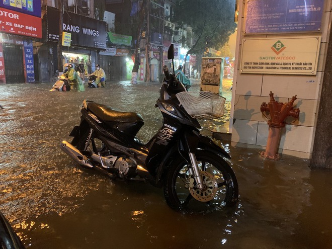 Anh Tây balo và đêm lụt nhớ đời ở Hà Nội: Mất 1,5 triệu sửa xe, dắt bộ 1 tiếng mới đến nhà-3