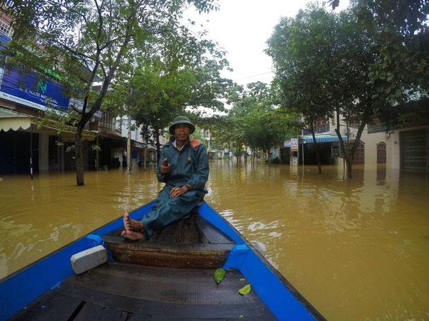 Anh Tây balo và đêm lụt nhớ đời ở Hà Nội: Mất 1,5 triệu sửa xe, dắt bộ 1 tiếng mới đến nhà-4