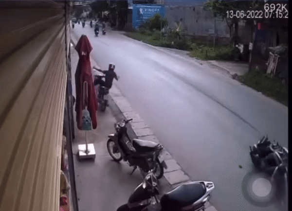 Xe máy mất lái khiến người đàn ông ngã xuống lề đường, cảnh tượng đầy khó hiểu sau đó gây chú ý-1
