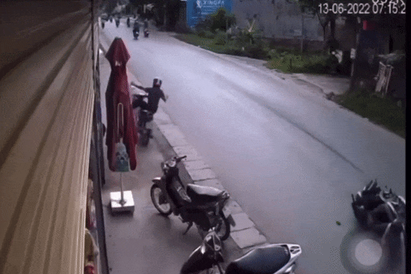 Xe máy mất lái khiến người đàn ông ngã xuống lề đường, cảnh tượng đầy khó hiểu sau đó gây chú ý