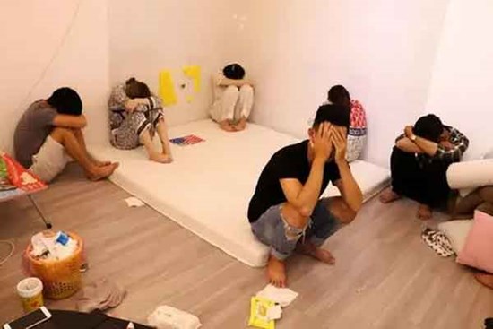 Nhiều cô gái tổ chức tiệc