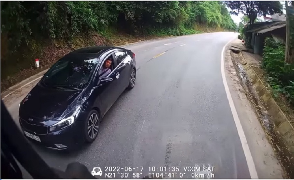 Ô tô con chặn đầu xe khách giữa đường chỉ vì lí do này khiến dân mạng bức xúc-1