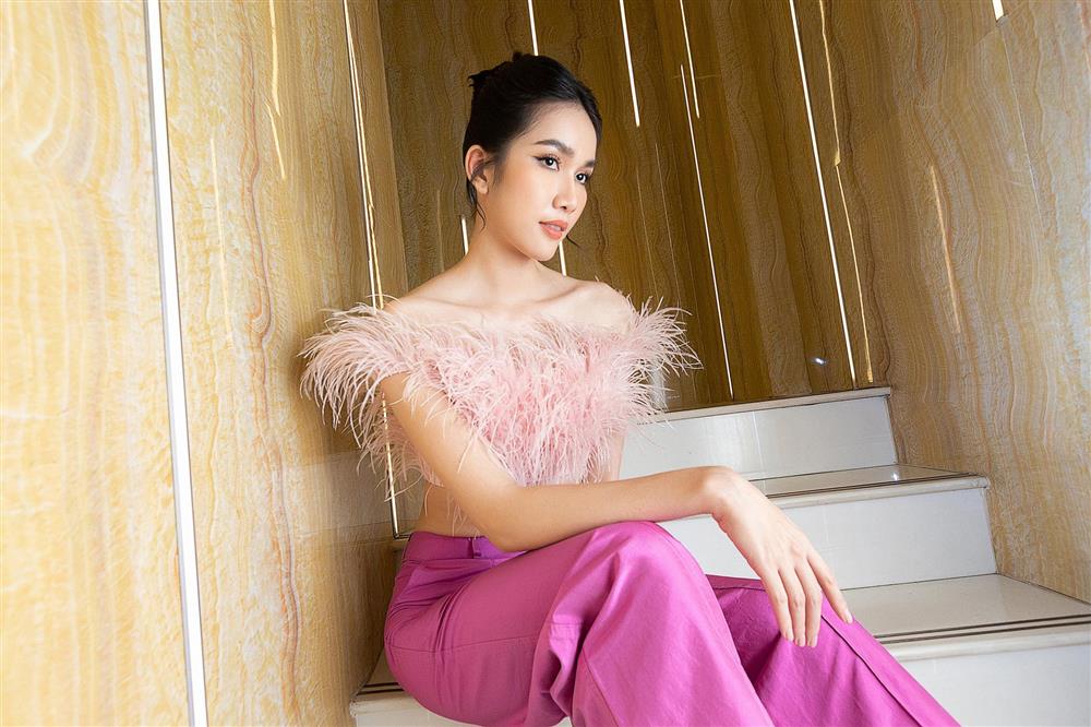 Đụng áo crop-top lông vũ lạ mắt: Thùy Tiên phối đồ thanh lịch, Á hậu Phương Anh gợi cảm bất ngờ-3