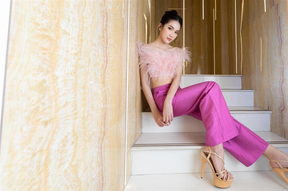 Đụng áo crop-top lông vũ lạ mắt: Thùy Tiên phối đồ thanh lịch, Á hậu Phương Anh gợi cảm bất ngờ-4