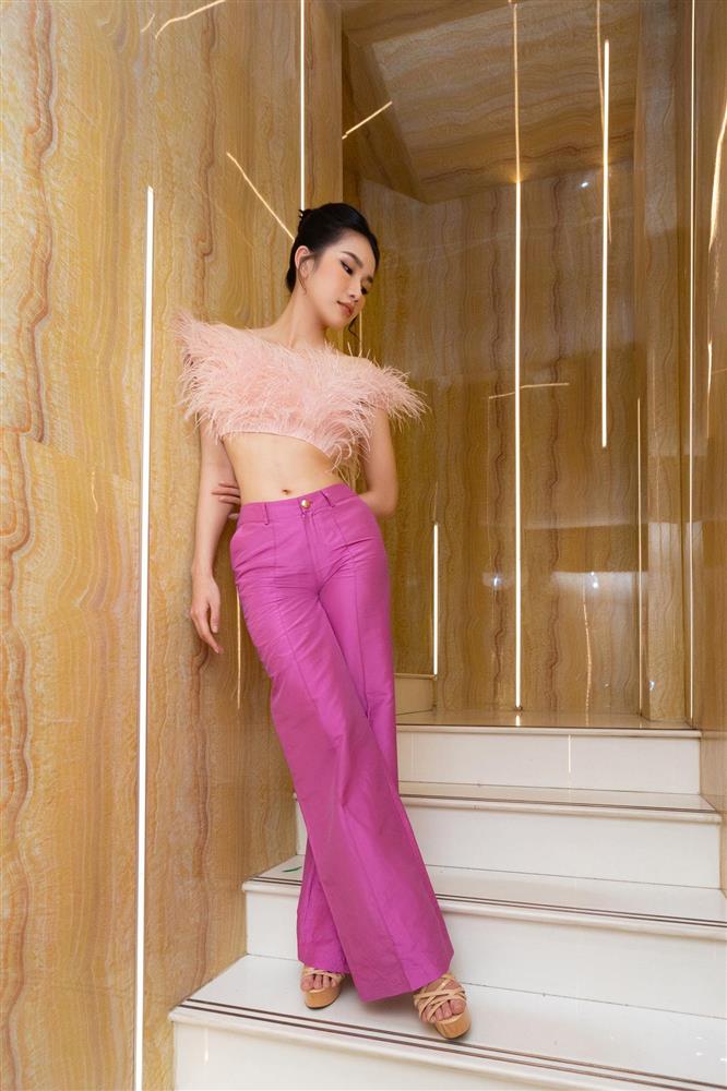 Đụng áo crop-top lông vũ lạ mắt: Thùy Tiên phối đồ thanh lịch, Á hậu Phương Anh gợi cảm bất ngờ-5