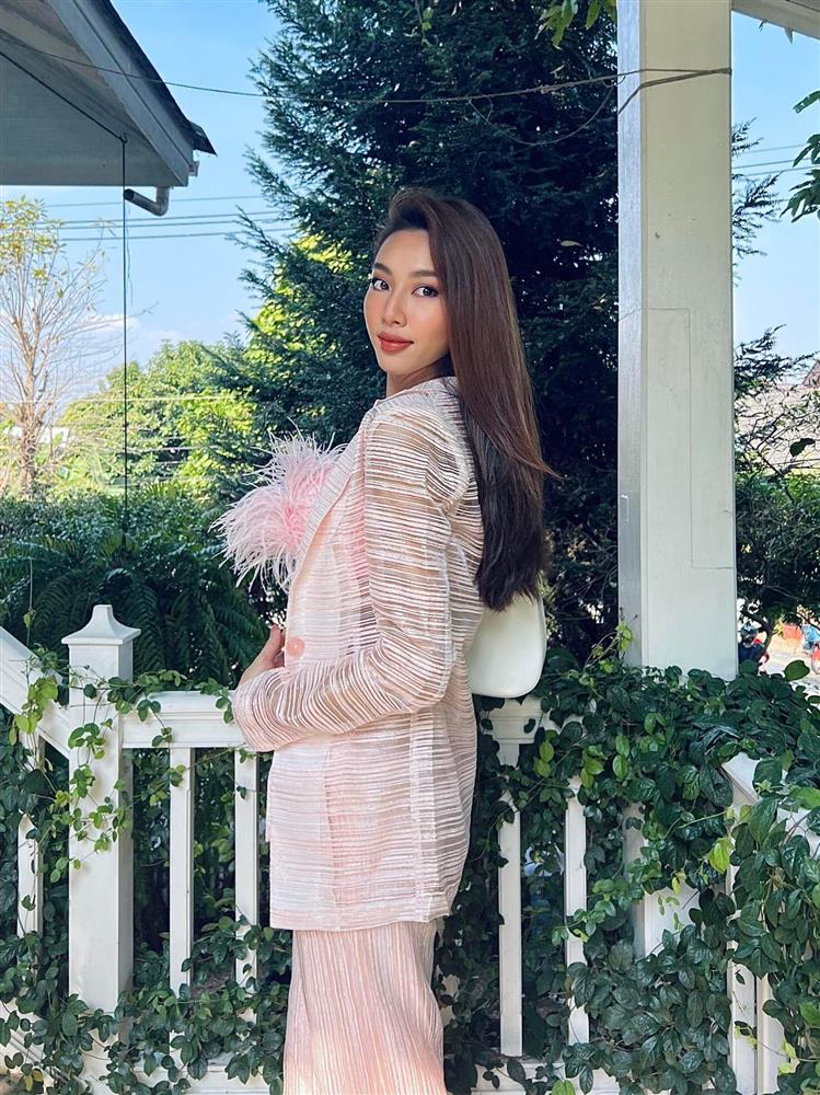Đụng áo crop-top lông vũ lạ mắt: Thùy Tiên phối đồ thanh lịch, Á hậu Phương Anh gợi cảm bất ngờ-8