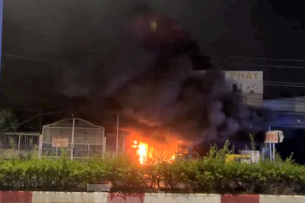 Kho hàng bốc cháy dữ dội, người dân hoảng loạn tháo chạy trong đêm-1