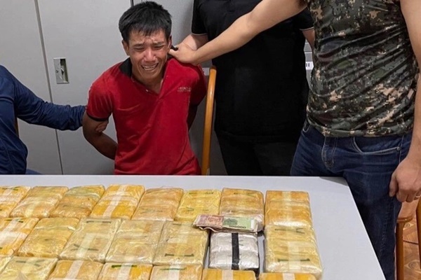 Kẻ buôn 180.000 viên ma túy bật khóc tại trụ sở điều tra-1
