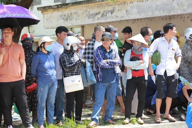 Nhiều phụ huynh bỏ làm ruộng” đưa con đi thi trong nắng nóng gần 40 độ-7