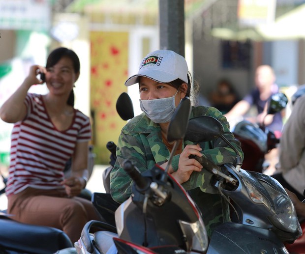 Nhiều phụ huynh bỏ làm ruộng” đưa con đi thi trong nắng nóng gần 40 độ-3