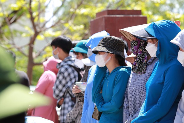 Nhiều phụ huynh bỏ làm ruộng” đưa con đi thi trong nắng nóng gần 40 độ-8