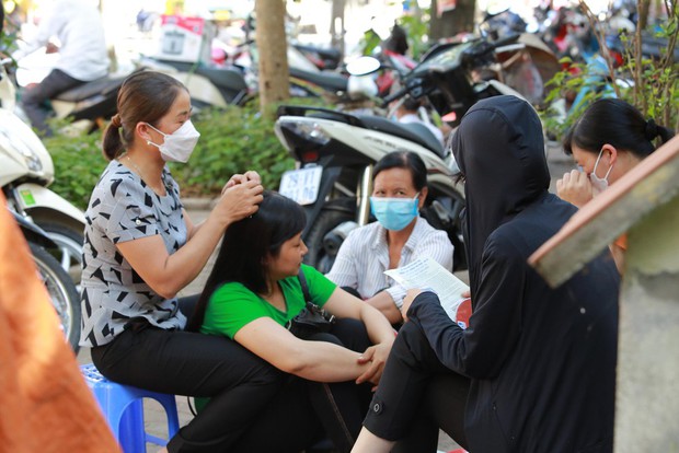 Nhiều phụ huynh bỏ làm ruộng” đưa con đi thi trong nắng nóng gần 40 độ-2