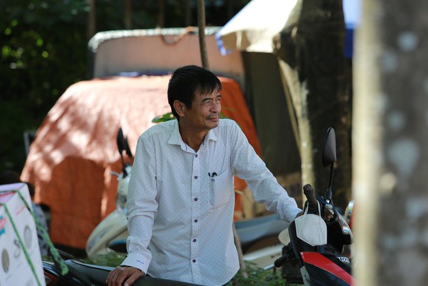 Nhiều phụ huynh bỏ làm ruộng” đưa con đi thi trong nắng nóng gần 40 độ-4