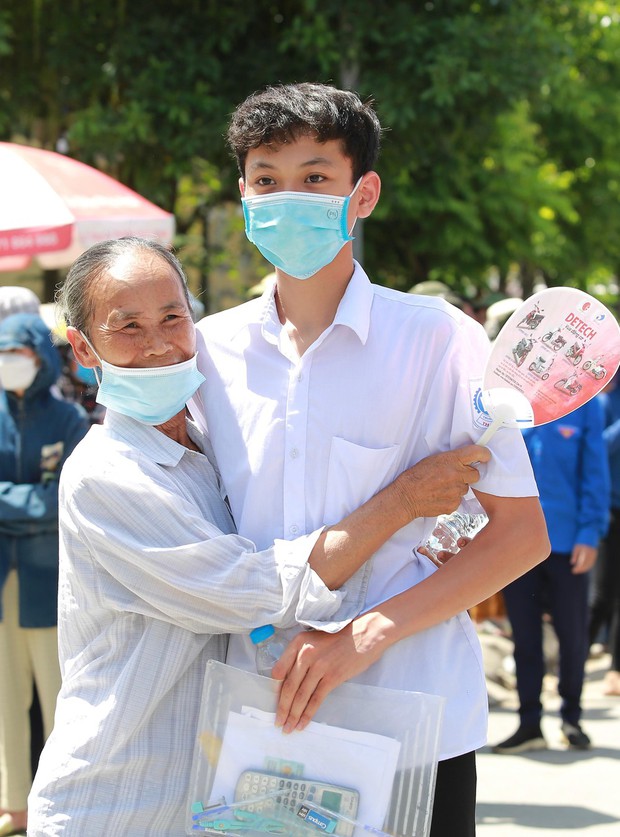 Nhiều phụ huynh bỏ làm ruộng” đưa con đi thi trong nắng nóng gần 40 độ-9