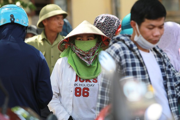 Nhiều phụ huynh bỏ làm ruộng” đưa con đi thi trong nắng nóng gần 40 độ-5