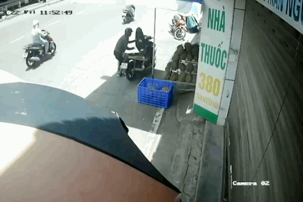 Clip: Trộm sầu riêng bị bắt tại trận, nam thanh niên bị đấm tới tấp