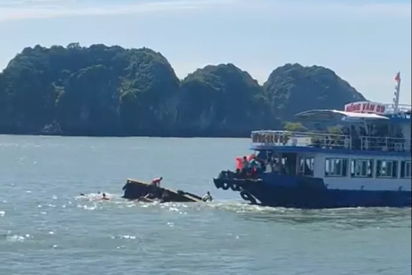 Va chạm với tàu du lịch, tàu chuyển tải bị chìm khiến 1 nữ du khách tử vong-1