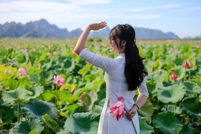 Nóng 38 độ C, giới trẻ vẫn đổ đi chụp ảnh ở đầm sen-10