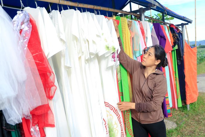 Nóng 38 độ C, giới trẻ vẫn đổ đi chụp ảnh ở đầm sen-4