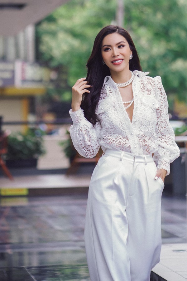 Bí quyết lên đồ đẹp hút hồn cho các nàng da bánh mật từ Hoa hậu HHen Niê, Minh Tú-2