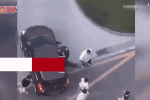 Người đàn ông đem theo bạn gái mới đến phục kích, đánh tơi tả bạn gái cũ ngay trước cửa công ty-1