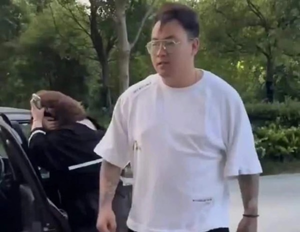 Người đàn ông đem theo bạn gái mới đến phục kích, đánh tơi tả bạn gái cũ ngay trước cửa công ty-2