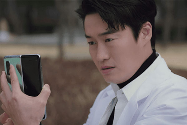 Đám cưới có 1 chú rể, 2 cô dâu, bạn gái cũ mặc váy cưới quỳ gối xin tái hợp, cô dâu vung tay: Ly hôn!”-2