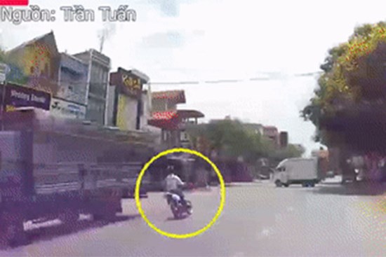 Thanh niên đi xe máy tông kinh hoàng vào xe tải đang quay đầu