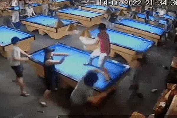 Nhà dân bất ngờ phát nổ, bốc cháy giữa đêm nghi bị ném bom xăng-1